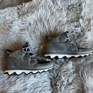 Sorel Womens Waterproof Boot Sneakers, size 9.